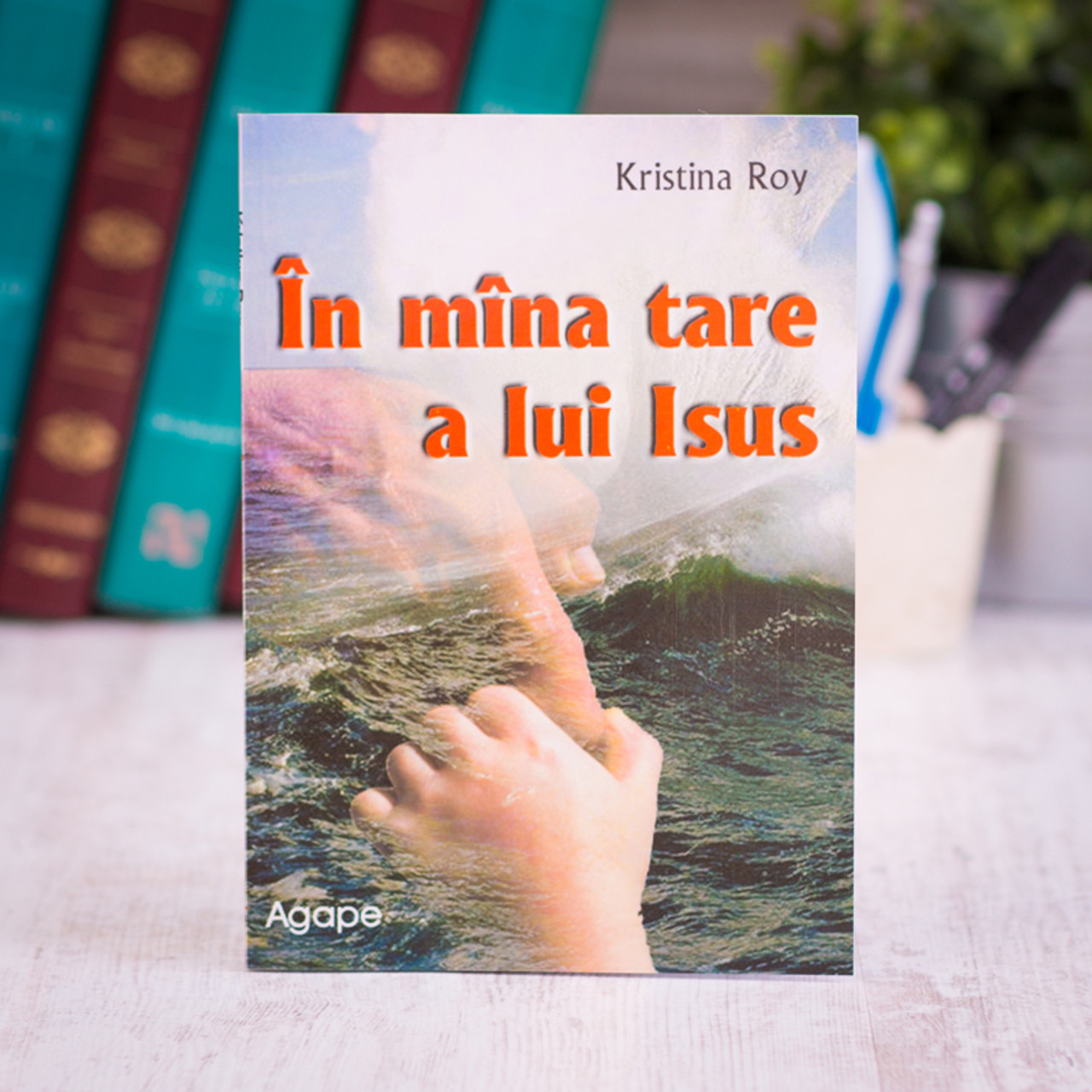 În Mâna Tare A Lui Isus